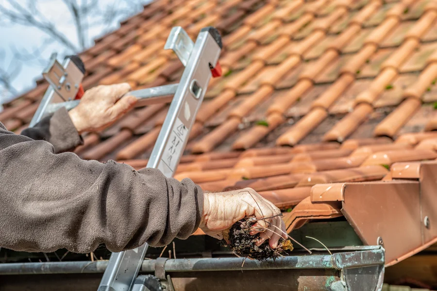 How To Clean Gutter Downspouts in Kirkland, IL
